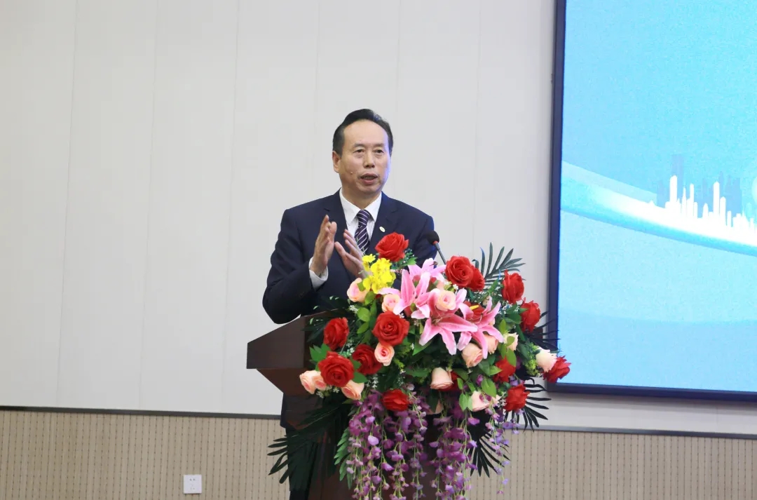 衛(wèi)華集團(tuán)黨委書記、總裁俞有飛致辭