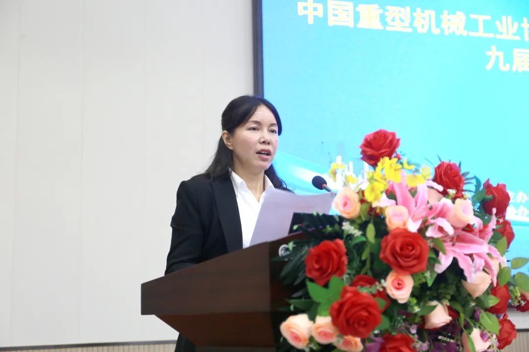 苗紅宣讀《關(guān)于表彰2019年度優(yōu)秀橋、門式起重機(jī)生產(chǎn)企業(yè)的決定》