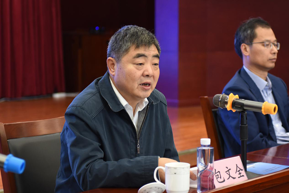 中國(guó)航海學(xué)會(huì)船閘專(zhuān)業(yè)委員會(huì)主任包文全發(fā)表講話(huà)